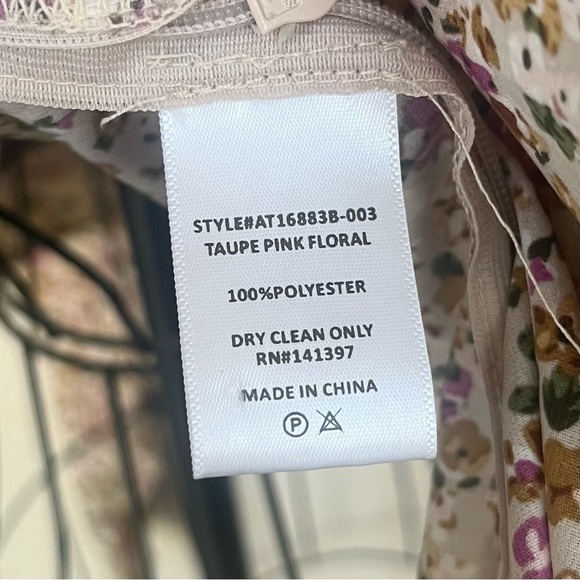 ASTR The Label Taupe Pink Floral Smocked Long Sleeve Cropped Blouse size M - Picture 6 of 6